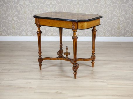 Orzechowy stolik z końca XIX wieku