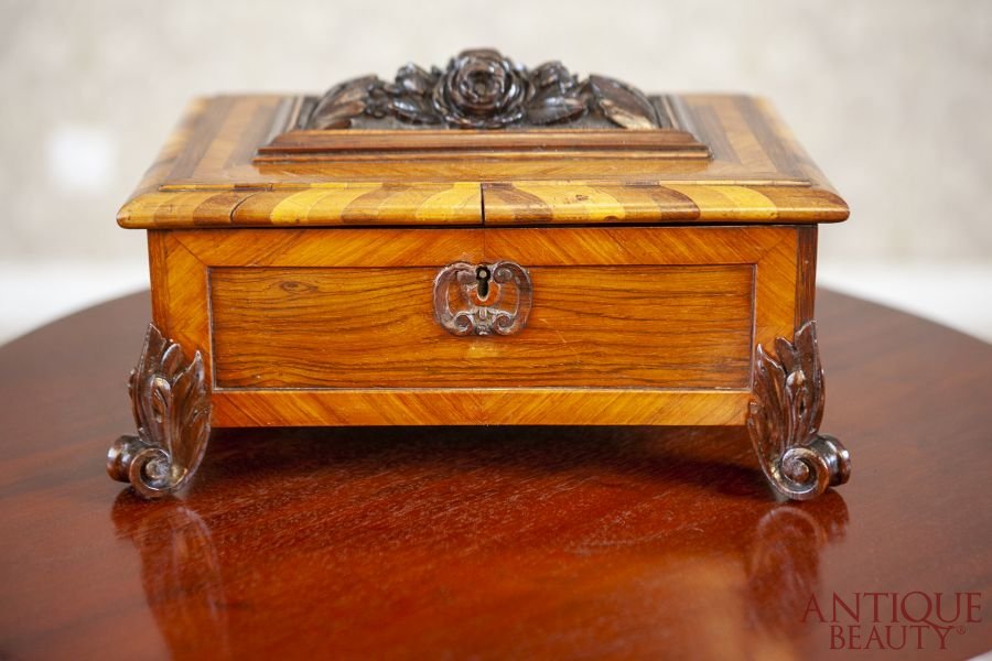 2,600+ Antique Jewelry Box Stock Photos, Pictures & Royalty-Free Images -  iStock | Vintage jewelry, Music box, Record player