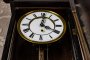 Ścienny zegar wahadłowy z XIX wieku