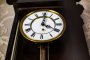 Ścienny zegar wahadłowy z XIX wieku