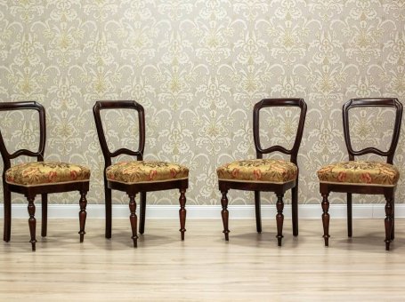 Cztery mahoniowe krzesła z 1930 roku