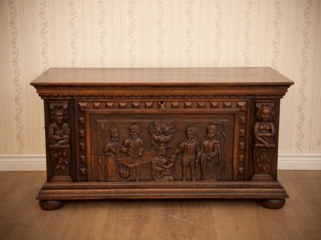 Rzeźbiona skrzynia z lat 40-tych ubiegłego wieku