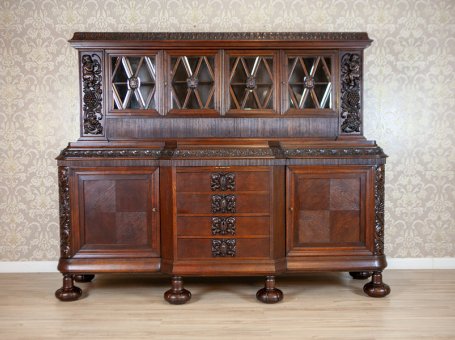 Dębowy kredens z okresu międzywojennego