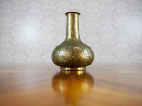 Mosiądzowany wazon z motywem orientalnym