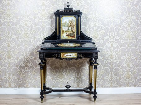 Zabytkowy sekretarzyk z ok. 1870 roku z  porcelanowymi plakietami