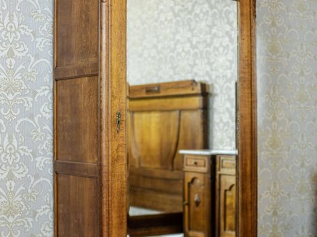 Closet-Linen Cabinet with a Mirror