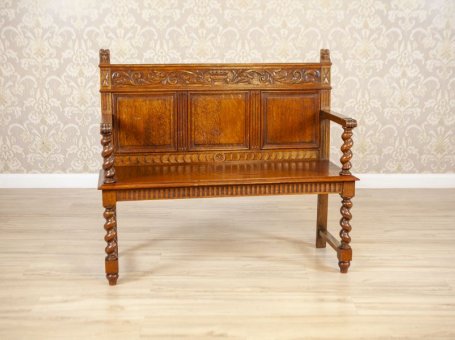 Rzeźbiona ławka dębowa z końca XIX wieku