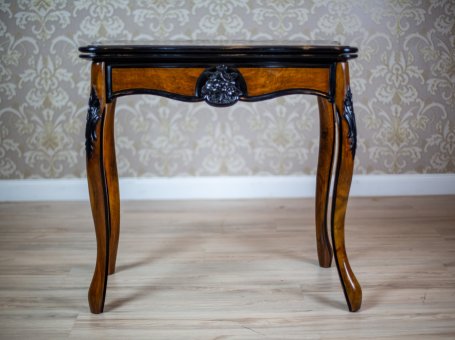 Zabytkowy stolik do gry z XIX wieku