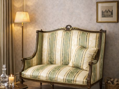 Mała sofa z końca XIX wieku