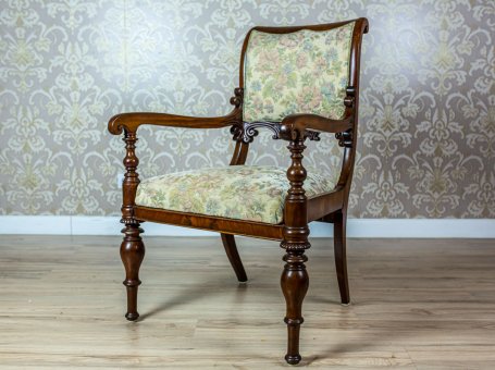 Tapicerowany fotel w stylu biedermeier