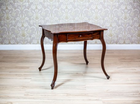Mahoniowy stolik z końca XIX wieku