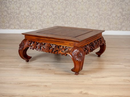 Mid-20th Century Richly Decorated Oak Coffee Table with Carved Details Under the Tabletop