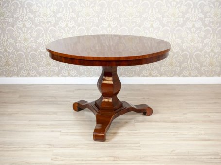 Okrągły stolik z drewna mahoniowego