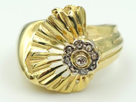 Victorian 9-Karat Gold Ring with Diamonds