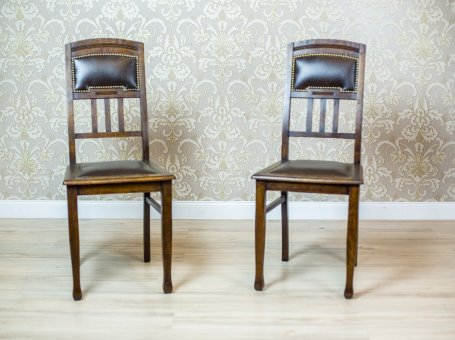 Para secesyjnych krzeseł z początku XX wieku