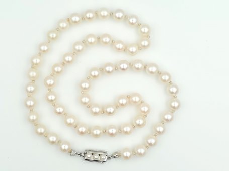 20th-Century Art Deco Necklace with Akoya Pearls and White Gold Clasp (14 kt. - 585 hallmark)