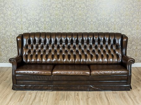 Skórzana, pikowana sofa w stylu Chesterfield