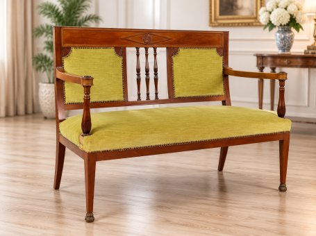 Nieduża sofa z początku XX wieku