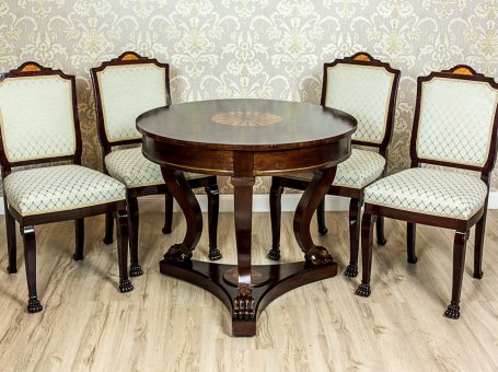 Stylizowany, okrągły stół z krzesłami