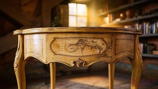 zabytkowy st&oacute;ł po renowacji