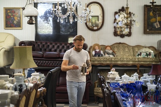 Mężczyzna w antycznym wnętrzu