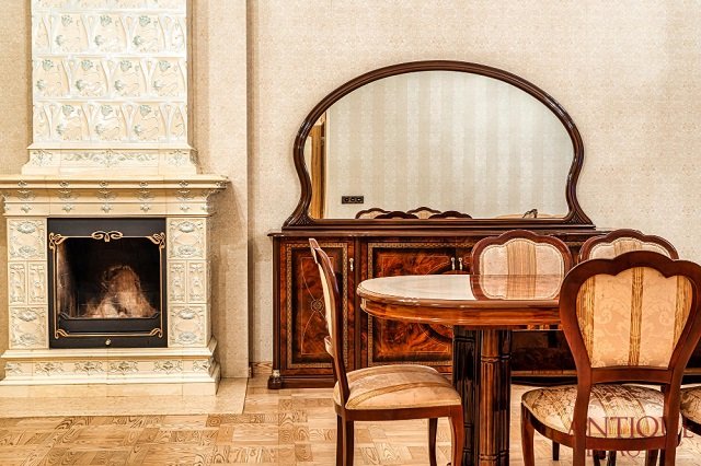zabytkowe meble w klasycznym wnętrzu